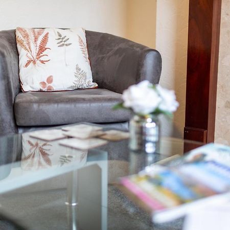 Adrian House, Near Hospital, Easy Parking + Garden Apartment คาร์ลไอเอิล ภายนอก รูปภาพ