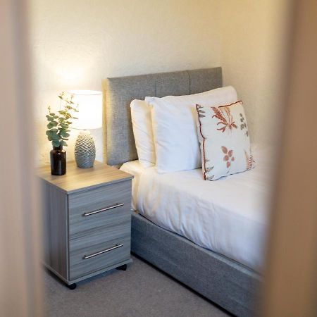 Adrian House, Near Hospital, Easy Parking + Garden Apartment คาร์ลไอเอิล ภายนอก รูปภาพ