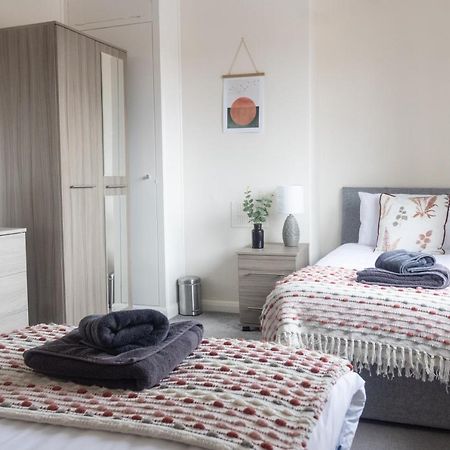 Adrian House, Near Hospital, Easy Parking + Garden Apartment คาร์ลไอเอิล ภายนอก รูปภาพ