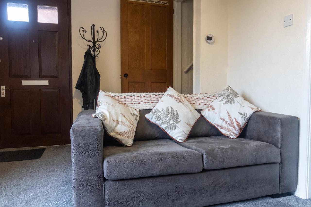 Adrian House, Near Hospital, Easy Parking + Garden Apartment คาร์ลไอเอิล ภายนอก รูปภาพ