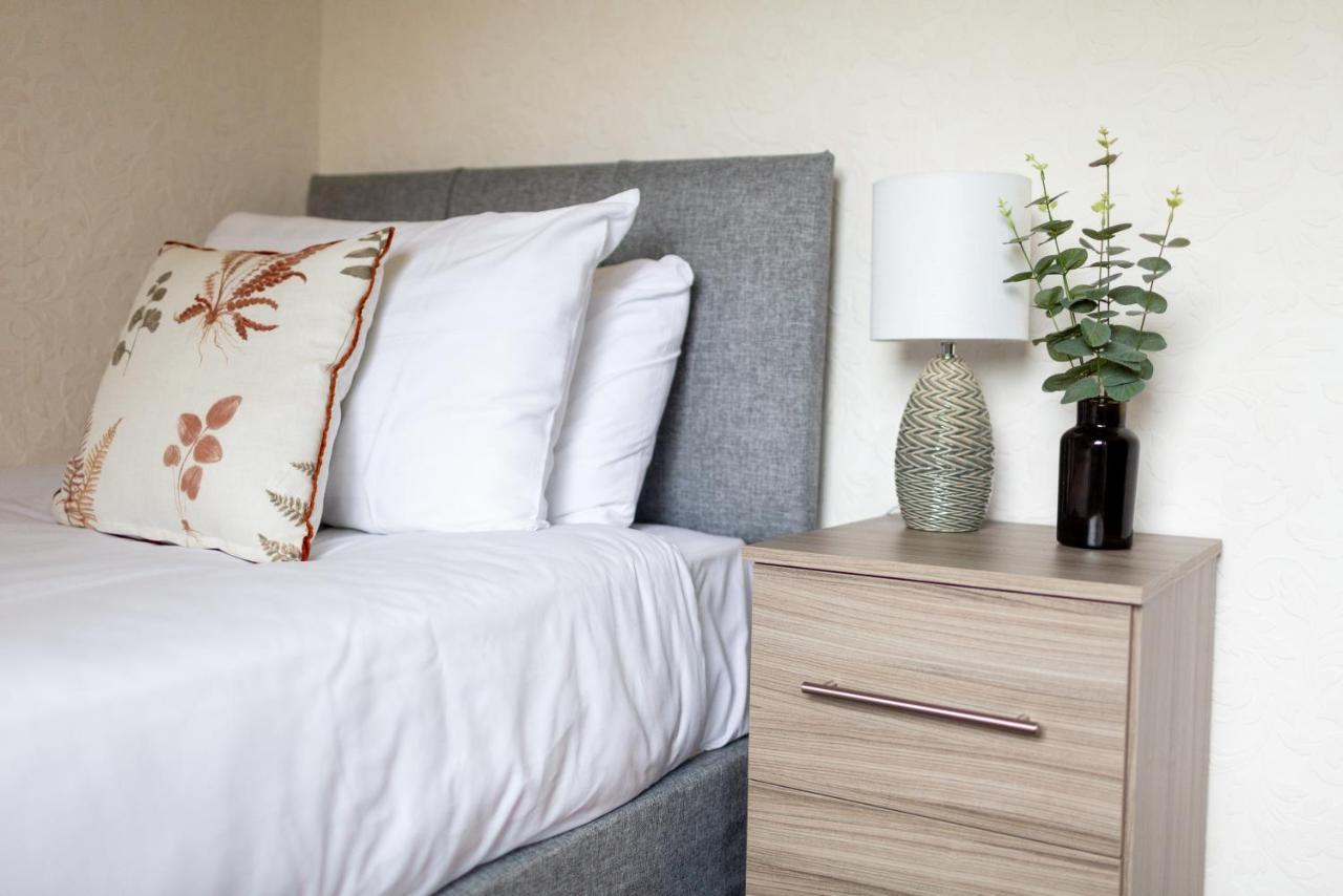 Adrian House, Near Hospital, Easy Parking + Garden Apartment คาร์ลไอเอิล ภายนอก รูปภาพ