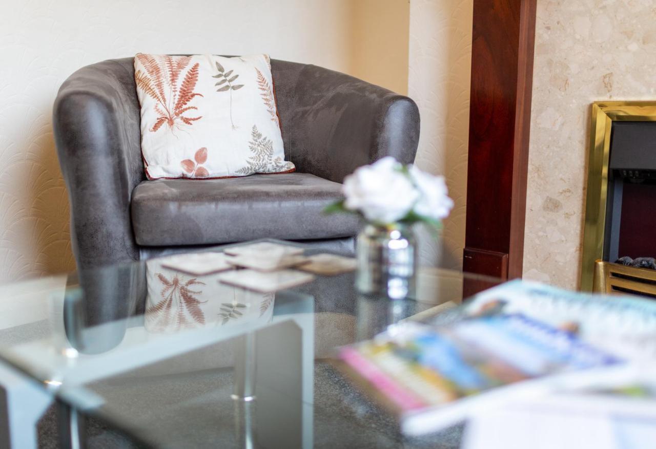 Adrian House, Near Hospital, Easy Parking + Garden Apartment คาร์ลไอเอิล ภายนอก รูปภาพ