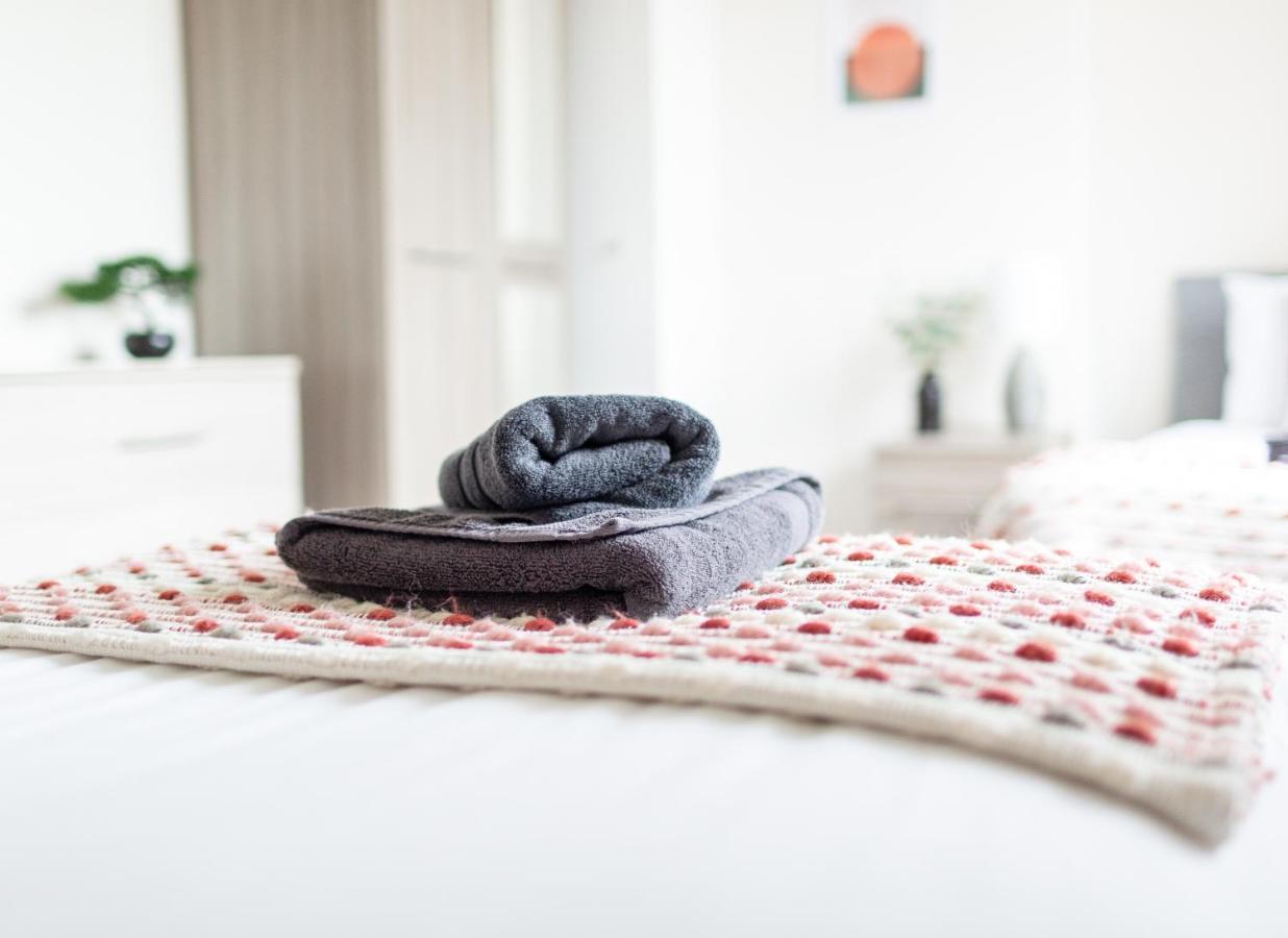 Adrian House, Near Hospital, Easy Parking + Garden Apartment คาร์ลไอเอิล ภายนอก รูปภาพ
