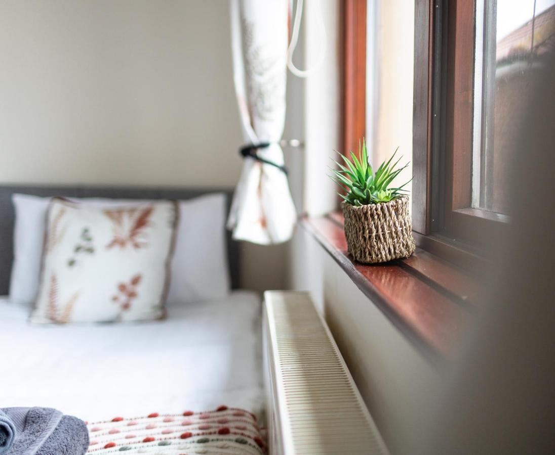 Adrian House, Near Hospital, Easy Parking + Garden Apartment คาร์ลไอเอิล ภายนอก รูปภาพ