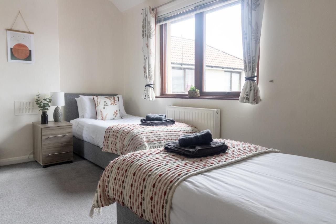 Adrian House, Near Hospital, Easy Parking + Garden Apartment คาร์ลไอเอิล ภายนอก รูปภาพ