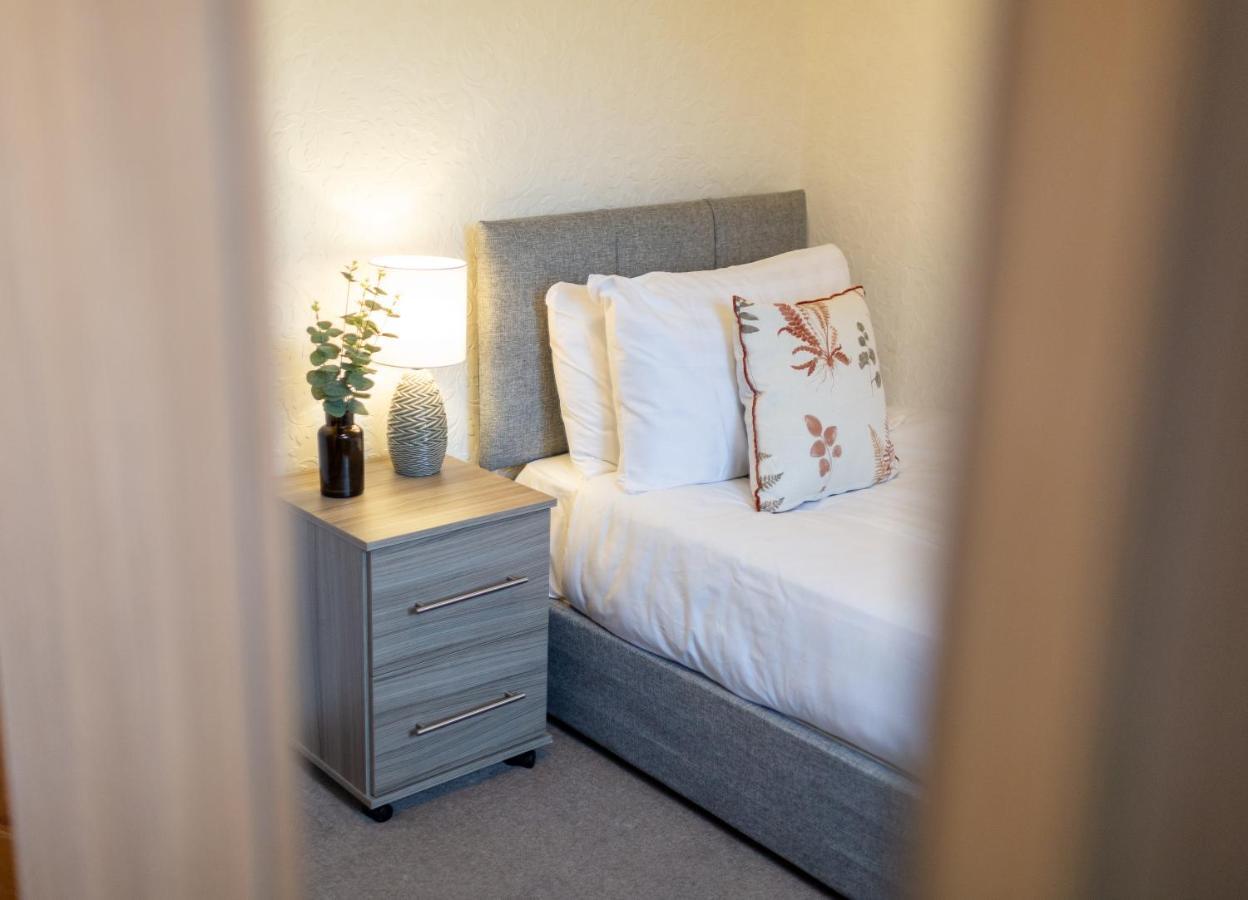 Adrian House, Near Hospital, Easy Parking + Garden Apartment คาร์ลไอเอิล ภายนอก รูปภาพ