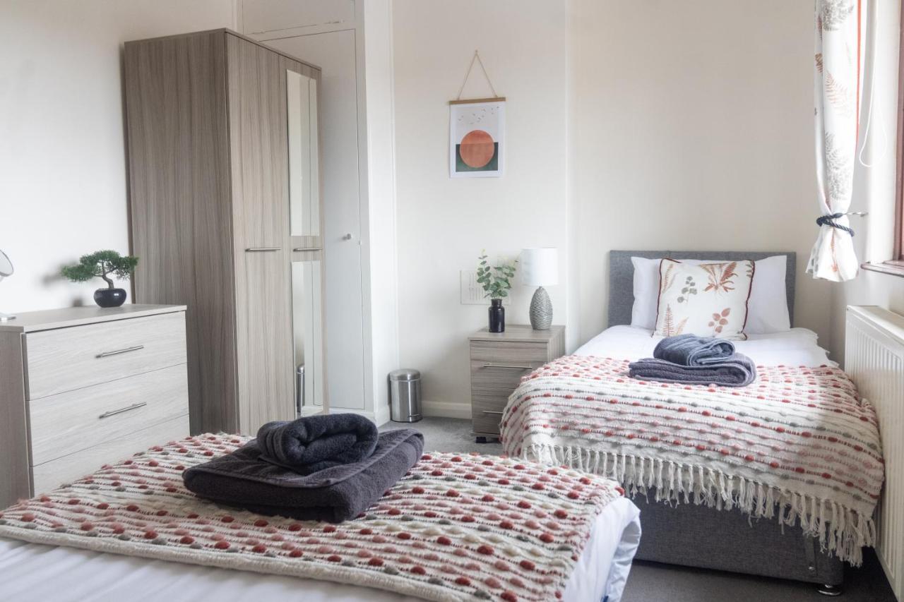 Adrian House, Near Hospital, Easy Parking + Garden Apartment คาร์ลไอเอิล ภายนอก รูปภาพ