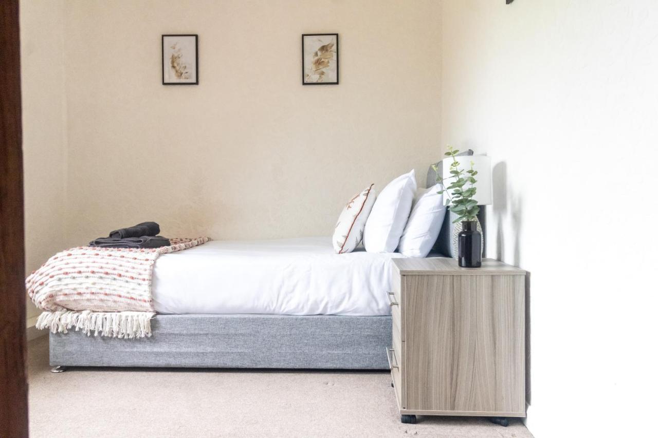 Adrian House, Near Hospital, Easy Parking + Garden Apartment คาร์ลไอเอิล ภายนอก รูปภาพ