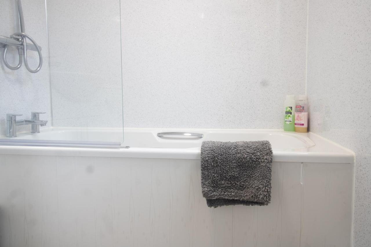 Adrian House, Near Hospital, Easy Parking + Garden Apartment คาร์ลไอเอิล ภายนอก รูปภาพ