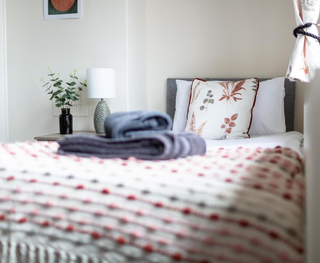 Adrian House, Near Hospital, Easy Parking + Garden Apartment คาร์ลไอเอิล ภายนอก รูปภาพ