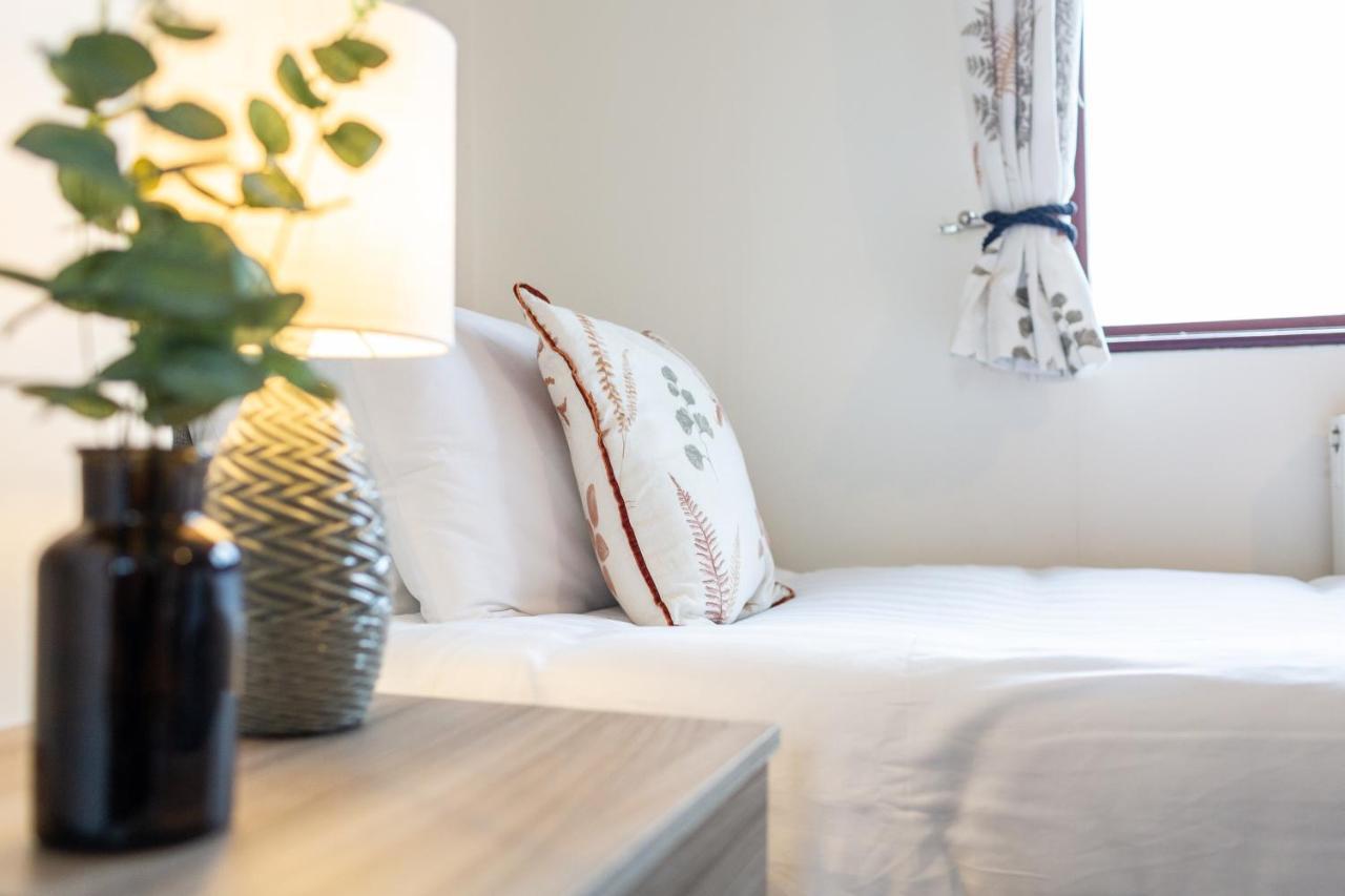 Adrian House, Near Hospital, Easy Parking + Garden Apartment คาร์ลไอเอิล ภายนอก รูปภาพ