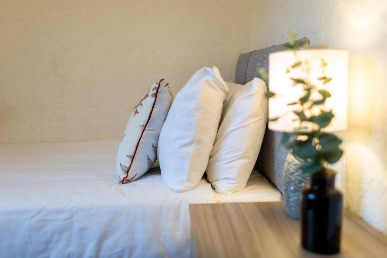 Adrian House, Near Hospital, Easy Parking + Garden Apartment คาร์ลไอเอิล ภายนอก รูปภาพ
