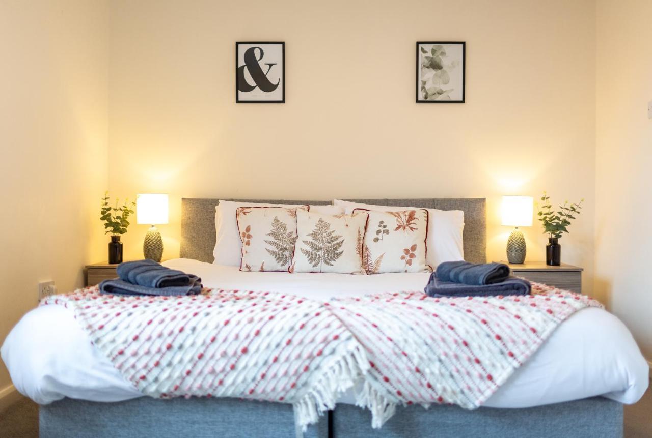 Adrian House, Near Hospital, Easy Parking + Garden Apartment คาร์ลไอเอิล ภายนอก รูปภาพ