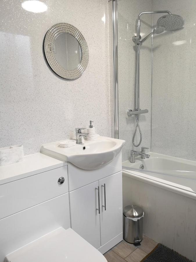 Adrian House, Near Hospital, Easy Parking + Garden Apartment คาร์ลไอเอิล ภายนอก รูปภาพ