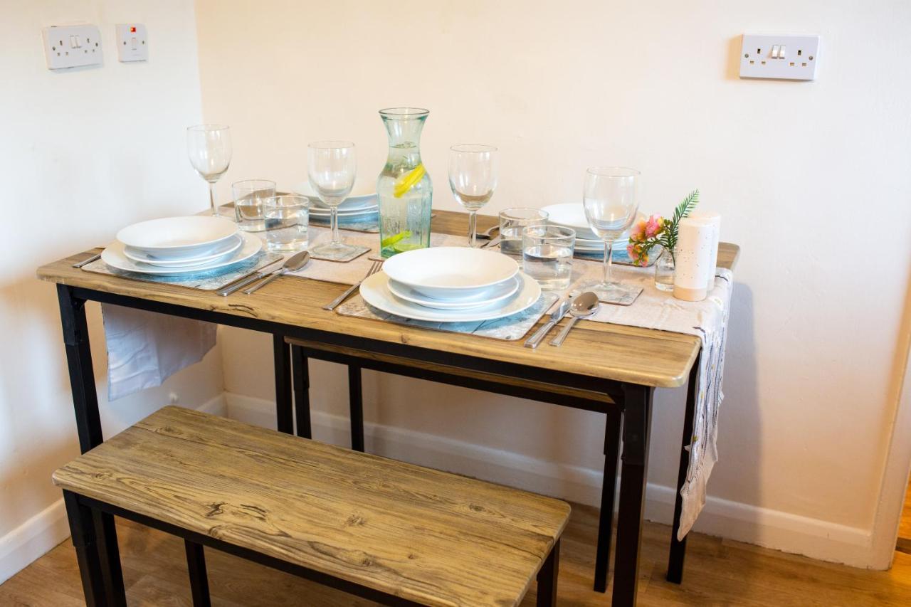 Adrian House, Near Hospital, Easy Parking + Garden Apartment คาร์ลไอเอิล ภายนอก รูปภาพ